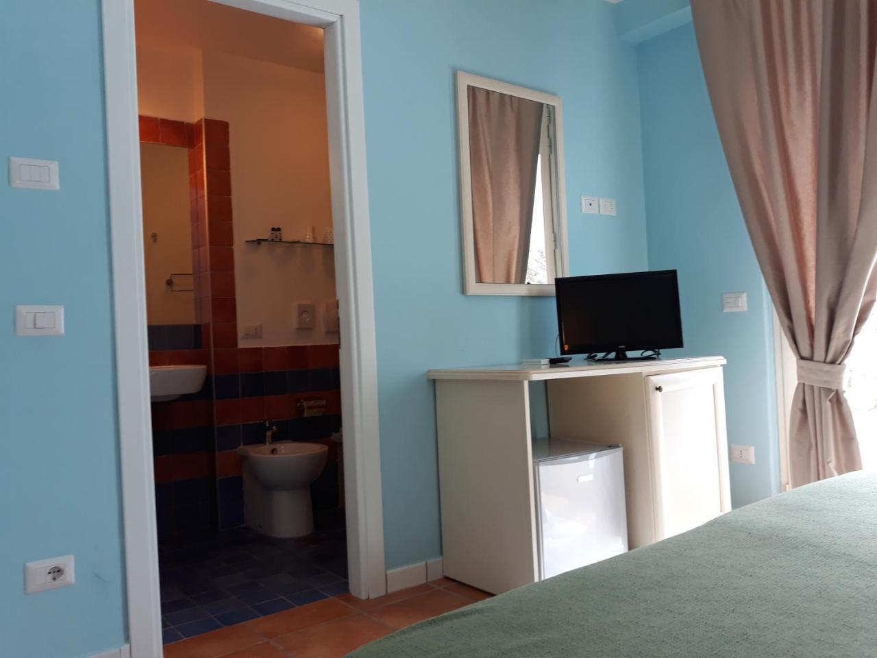 Deluxe Double Room with Balcony and Sea View,175243554:JPEG